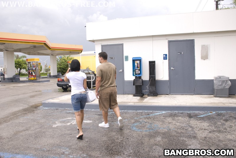 Bangbros 'Gas Station Sucking!' starring Anna (Photo 16)