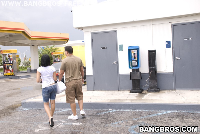Bangbros 'Gas Station Sucking!' starring Anna (Photo 18)